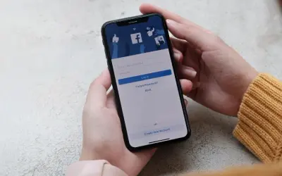 Jak dopasować zdjęcie w tle na Facebooku, aby wyglądało profesjonalnie