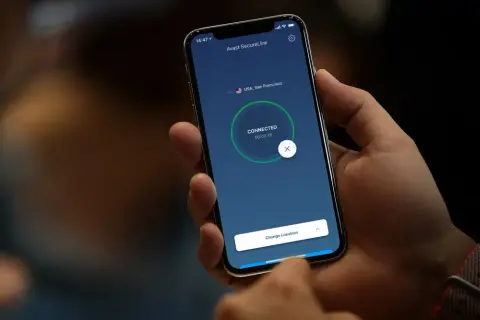VPN iPhone do czego służy? Odkryj, jak zwiększa Twoje bezpieczeństwo