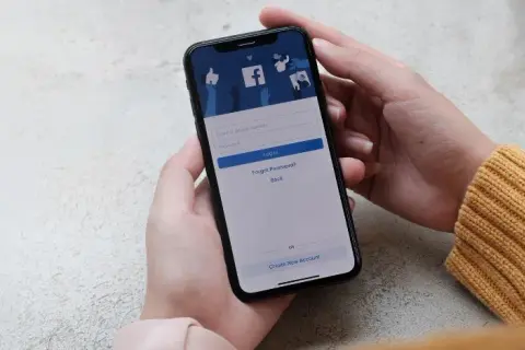 Jak dopasować zdjęcie w tle na Facebooku, aby wyglądało profesjonalnie