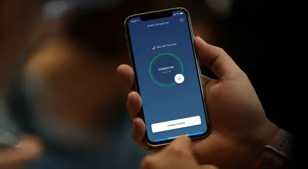 VPN iPhone do czego służy? Odkryj, jak zwiększa Twoje bezpieczeństwo