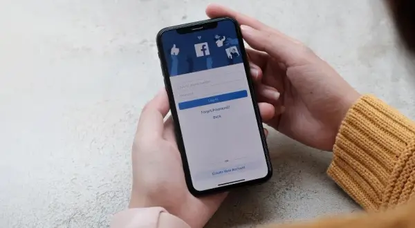 Jak dopasować zdjęcie w tle na Facebooku, aby wyglądało profesjonalnie