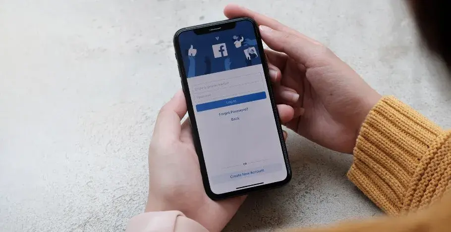 Jak dopasować zdjęcie w tle na Facebooku, aby wyglądało profesjonalnie